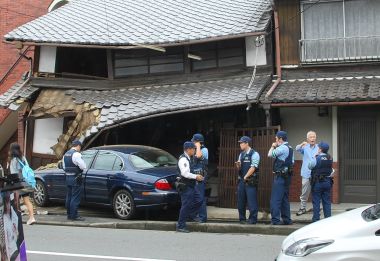 車が突っ込んだ