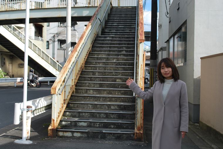 歩道橋を登ろうね