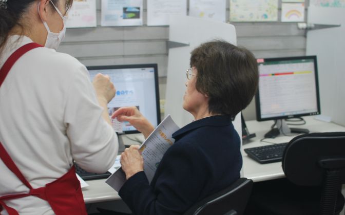 キャリアウーマンとしてバリバリ働いていたけれど、今は趣味としてのパソコンを使う女性生徒さん