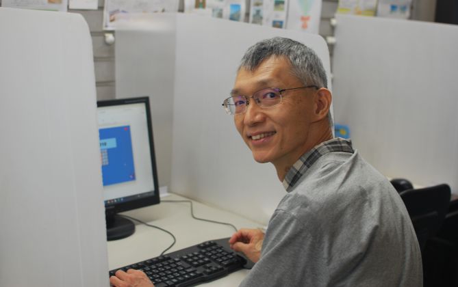 高速タイピングを練習中の男性生徒さん