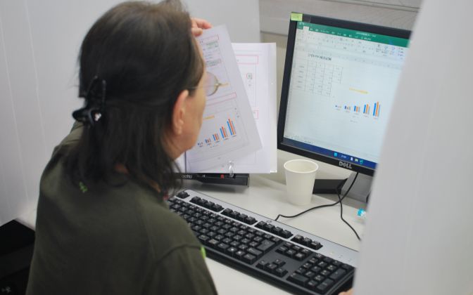 初めてのExcel学習中の女性生徒さんです