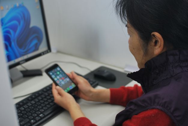 スマホをもって相談されている女性の生徒さん