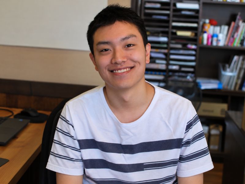 HTML・CSSでWebサイト制作を学ぶ様子