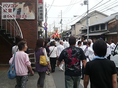 スクールの前は人だかり