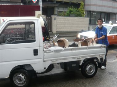 よいしょと自転車を乗せて