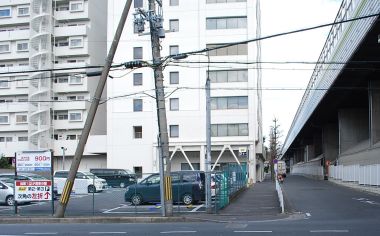 高速道路北側道路を東へ