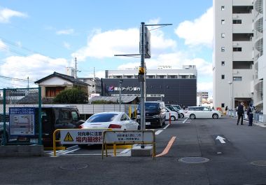 京阪電車の手前を北へ