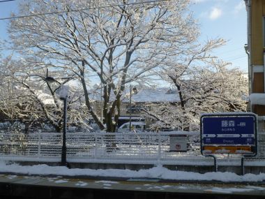 雪の藤森駅