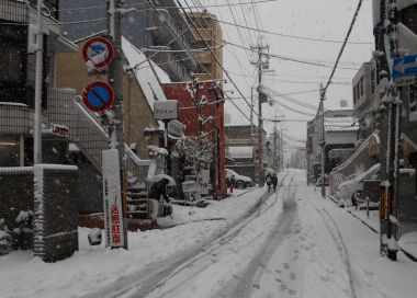 藤森駅までの道も真っ白